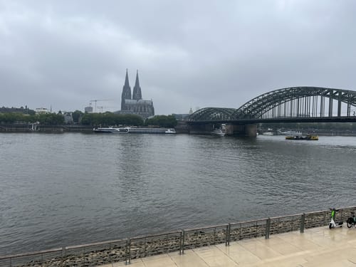 Rundweg am Rheinufer