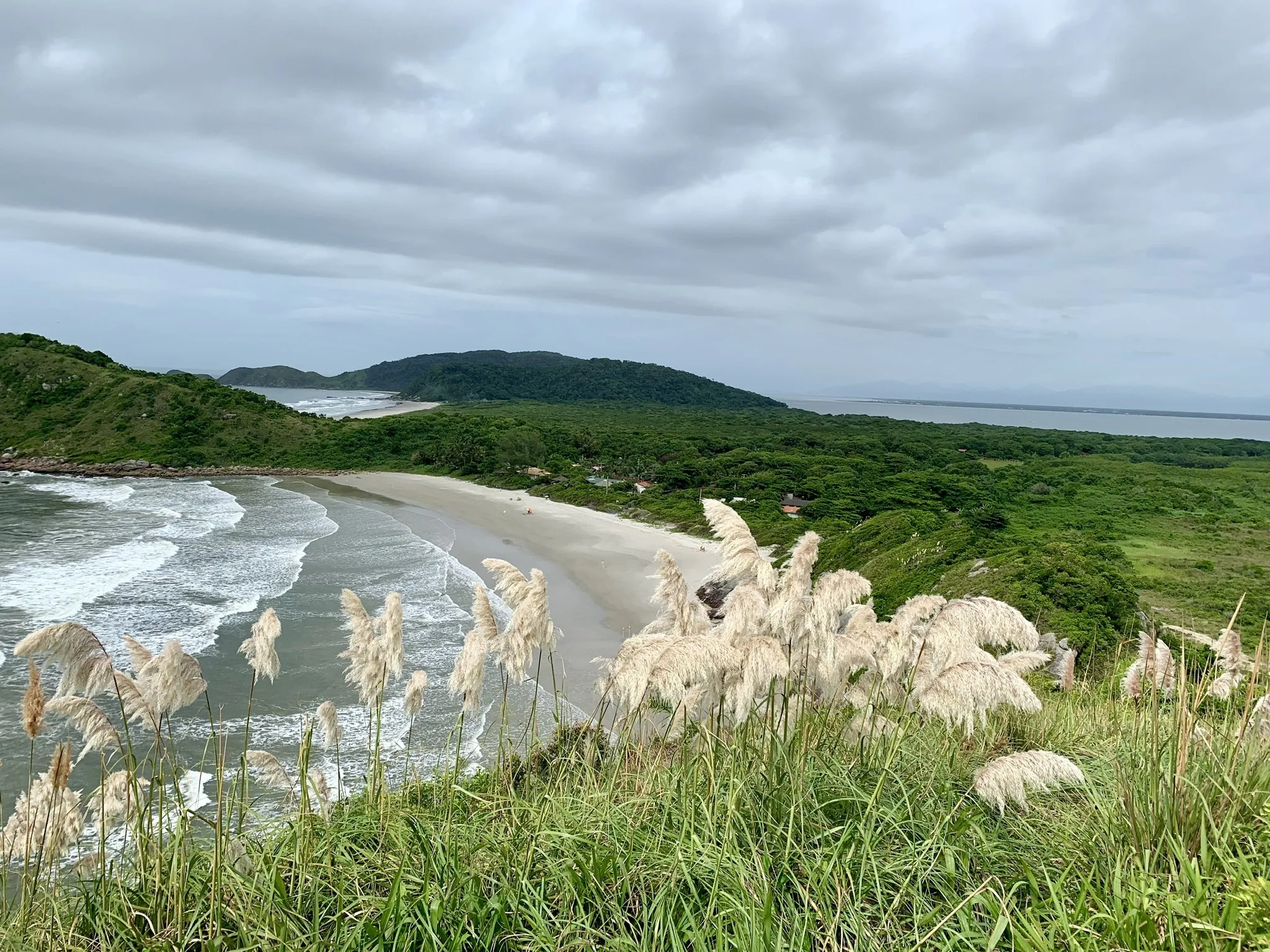 Foto de uma trilha de Juliana Nunes com título Mirante Farol das Conchas