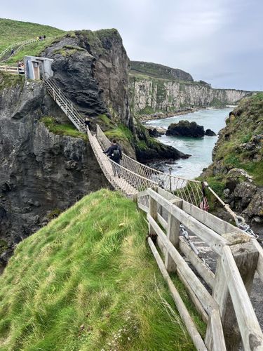 File:The rope bridge at Carrick-a-Rede.jpg - Wikimedia Commons