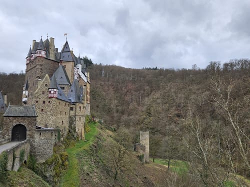 Den Eltzbach hinauf zur Burg Eltz