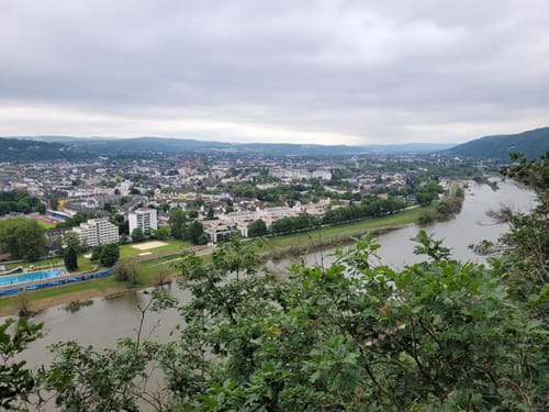 Vom Weißhaus zum Felsenpfad