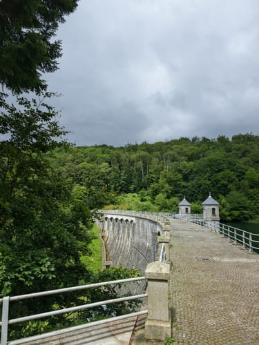 Zur Neustädter Talsperre und der Ruine Hohnstein
