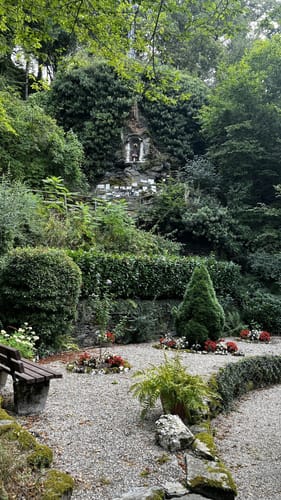 Zell: Viereckiger Turm und Weinberge