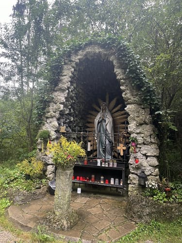 Zur Lourdesgrotte