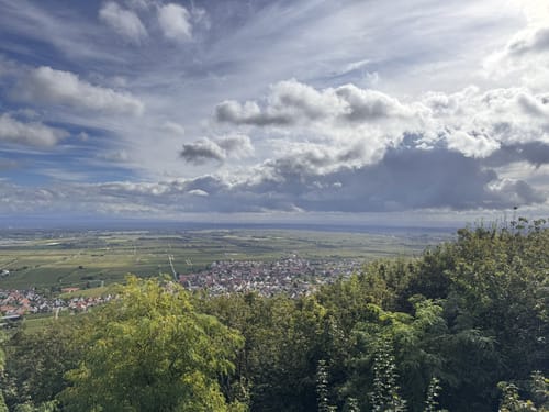 Hambacher Schloss und Hohe-Loog-Haus Kurzwanderweg