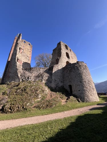 Um die Ruine der Kastelburg und Hohe Tanne