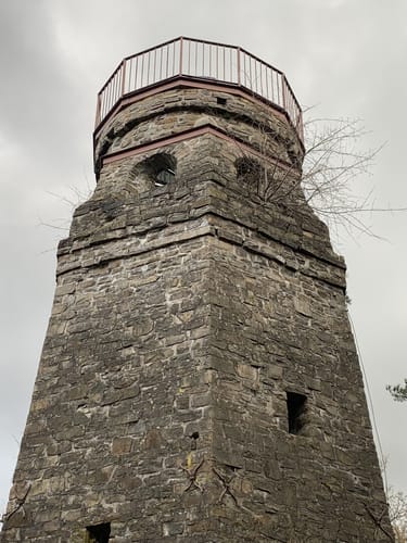 Um die Wiehler Tropfsteinhöhle und den Wildpark