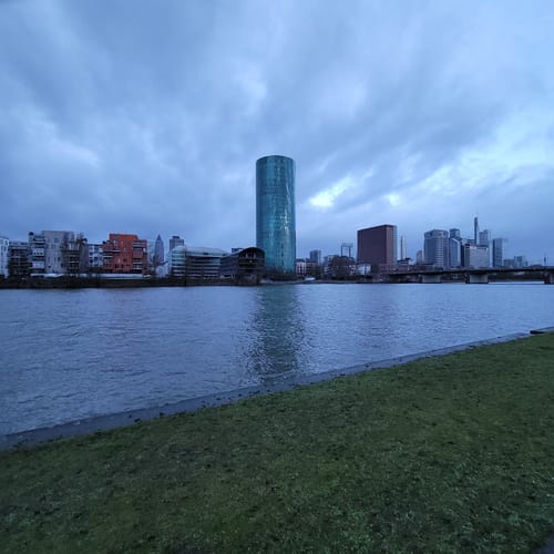 Entlang des Mains von der Neuen Niederräder Brücke zur Friedensbrücke